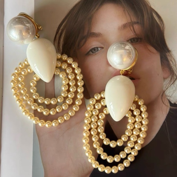 Chic Pearl Hoop Earrings - Picture 4 of 9